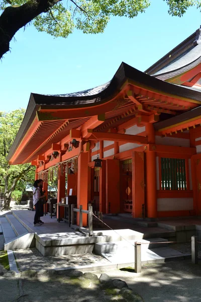 Peregrinos japoneses visitando un santuario en Fukuoka, Japón. Pic era t — Foto de Stock