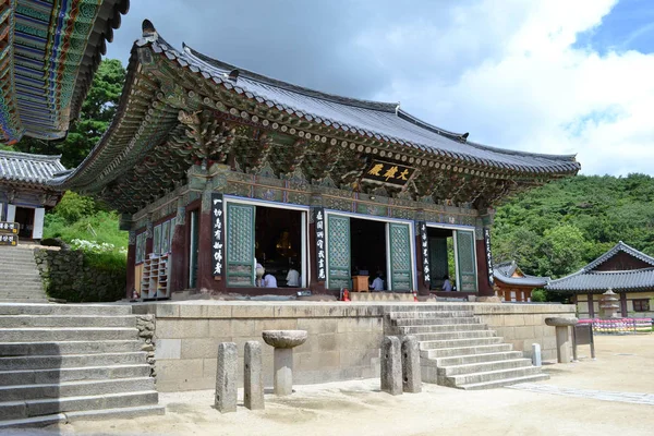 Um simples templo de madeira em torno da Montanha Palgongsan, na Coreia. Pic wa — Fotografia de Stock