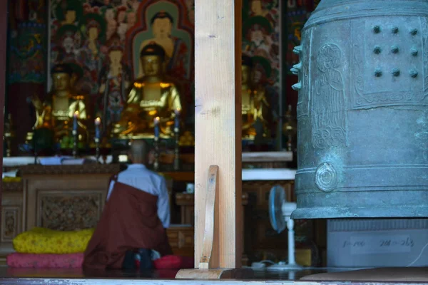 Un moine bouddhiste coréen pratiquant le culte dans une pièce. Pic était t — Photo