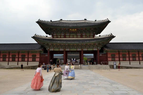 Menschen in traditioneller koreanischer Kleidung im nördlichen Seoul — Stockfoto