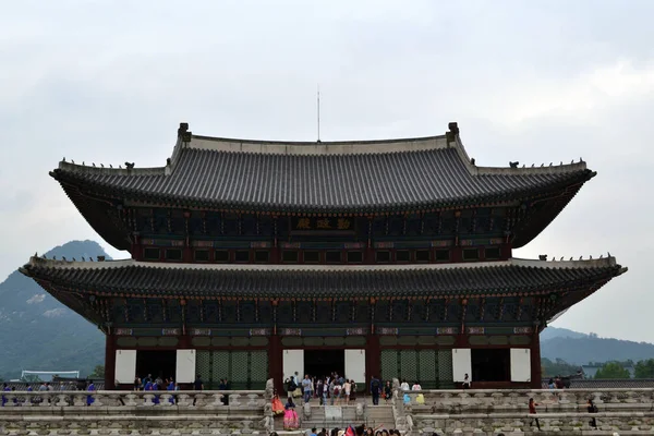 Turismo acudiendo en masa al Palacio del Norte de Seúl (Gyeongbokgung). Pic w — Foto de Stock