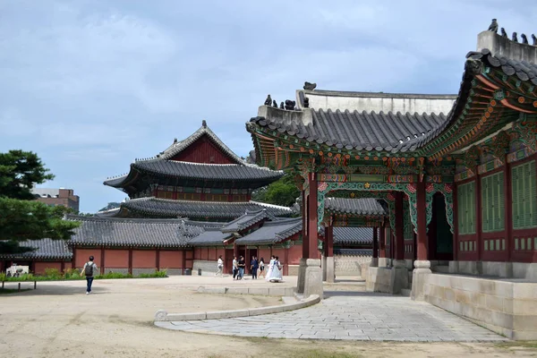 Οι τουρίστες που επισκέπτονται Σεούλ Ανατολικής Palace (Changdeokgung), Unesco — Φωτογραφία Αρχείου