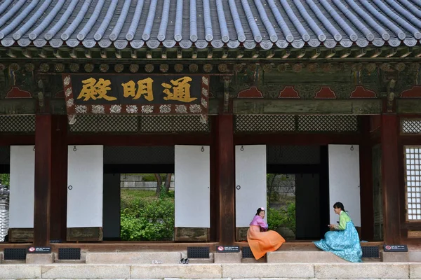 Meninas em roupas tradicionais tendo algum descanso em torno de Seul Easte — Fotografia de Stock