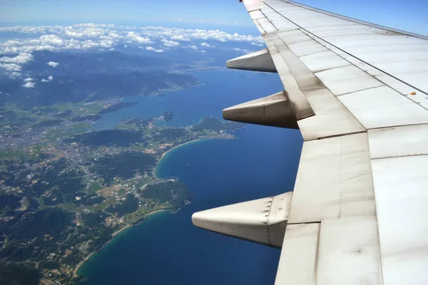 Durch den japanischen und koreanischen Luftraum fliegen. Foto wurde im August aufgenommen — Stockfoto