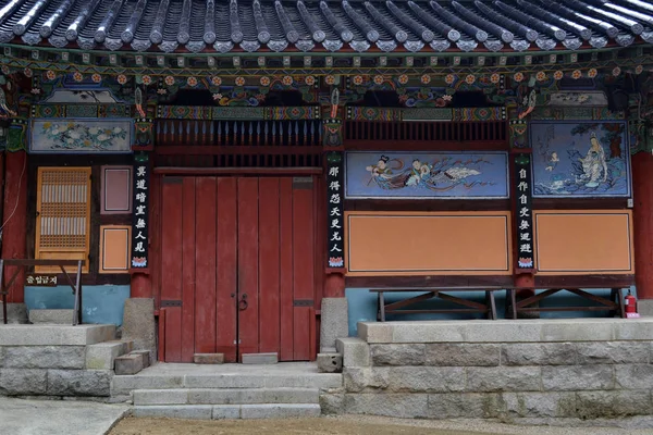 Jednoduché dřevěné chrám kolem hory Palgongsan, Korea. Pic wa — Stock fotografie