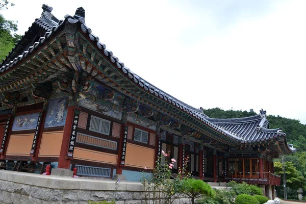 Um simples templo de madeira em torno da Montanha Palgongsan, na Coreia. Pic wa — Fotografia de Stock