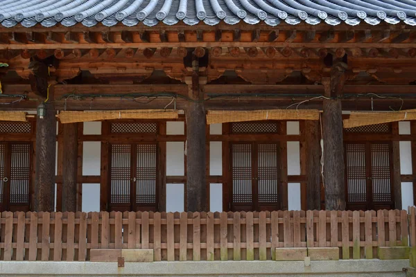 Un simple templo de madera alrededor de la montaña de Palgongsan, Corea. Pic wa — Foto de Stock