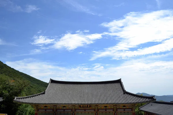 O detalhe dos ornamentos no templo budista coreano. O Pic foi levado. — Fotografia de Stock
