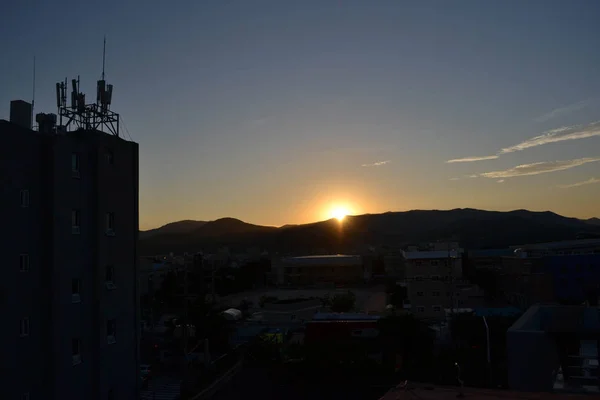 O pôr do sol na cidade de Gyeoungju, na Coreia. O sol escondeu-se atrás do rato — Fotografia de Stock