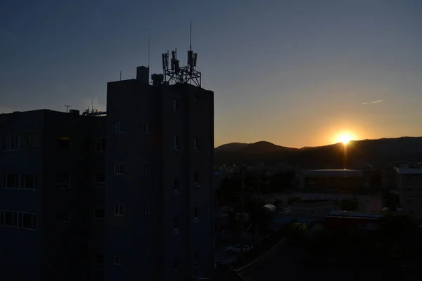 O pôr do sol na cidade de Gyeoungju, na Coreia. O sol escondeu-se atrás do rato — Fotografia de Stock