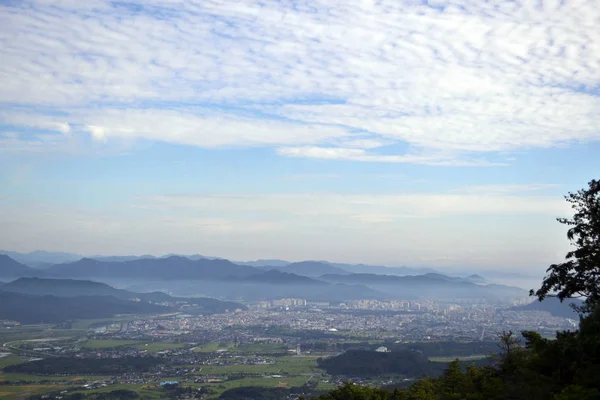 La vista del mirador alrededor de la montaña Namsan. Pic fue tomada en agosto —  Fotos de Stock