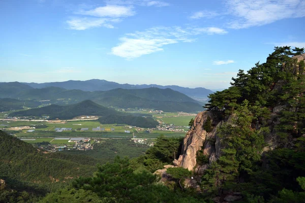 Namsan Dağı çevresinde görünümü. Olup olmadığını bir oyma Buda'nın — Stok fotoğraf