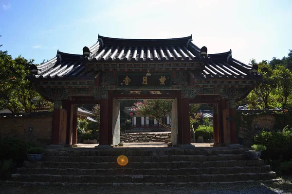 Um simples templo de madeira em torno de Namsan em Gyeongju. O Pic foi levado. — Fotografia de Stock