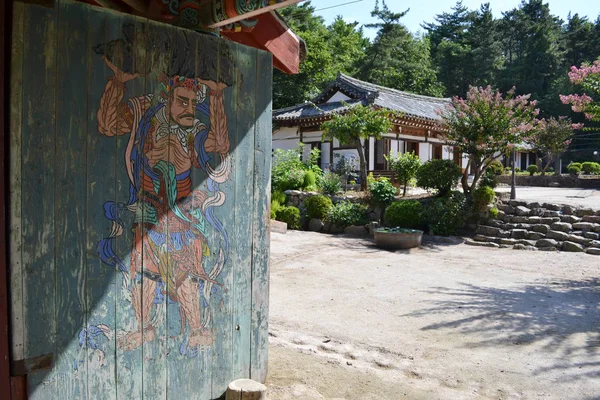 Bir basit ahşap-tapınak çevresinde Namsan Gyeongju içinde. PIC çekildi — Stok fotoğraf