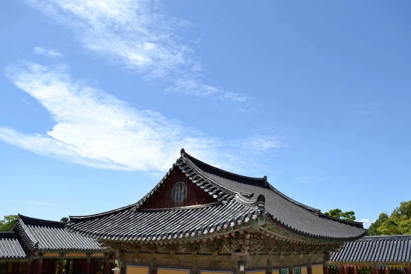 O telhado do templo coreano em torno de Bulgoksa. Pic foi tomado em Augu — Fotografia de Stock