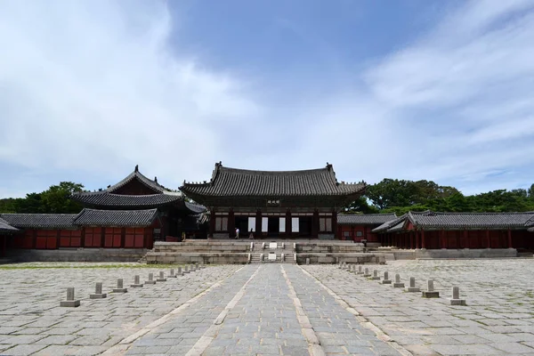 Más cerca del templo de madera alrededor del Palacio Oriental de Seúl (Changde — Foto de Stock
