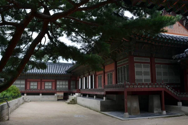 Dřevěný chrám v Soulu (kolem Gyeongbokgung). Pic byl pořízen — Stock fotografie