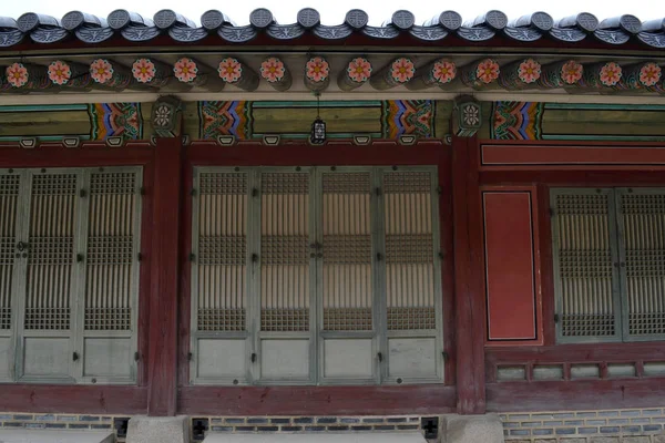 Το ξυλόγλυπτο τέμπλο της Σεούλ (περίπου Τσανγκντεοκγκούνγκ). Ελήφθη pic — Φωτογραφία Αρχείου
