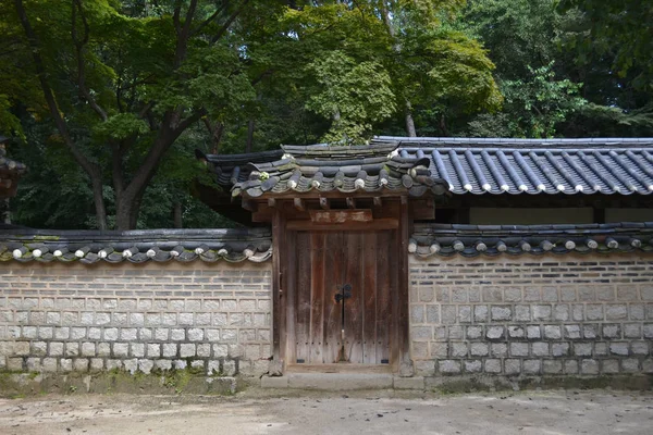 Mais perto do templo de madeira em torno do Palácio Oriental de Seul (Changde — Fotografia de Stock