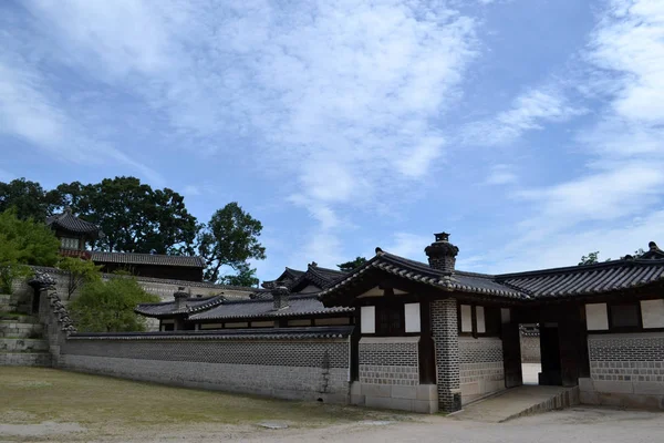 Närmare till trä tempel runt Seoul Eastern Palace (Changde — Stockfoto
