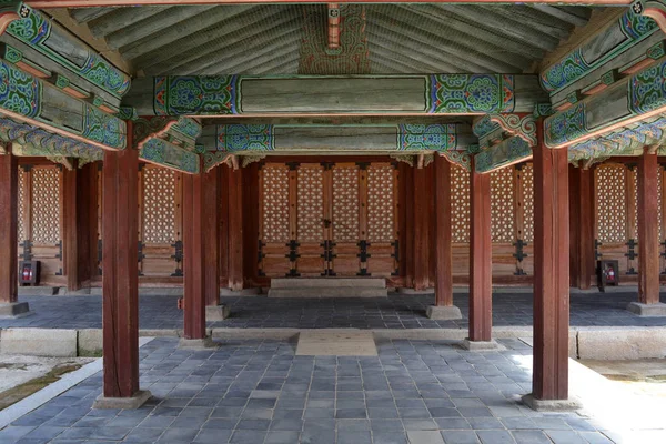 ソウル東宮殿 (常徳周辺木造寺院に近い — ストック写真