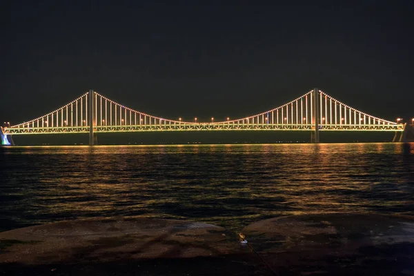 De kleurrijke brug in Dalian stad bij nacht. Foto werd genomen in de Se — Stockfoto