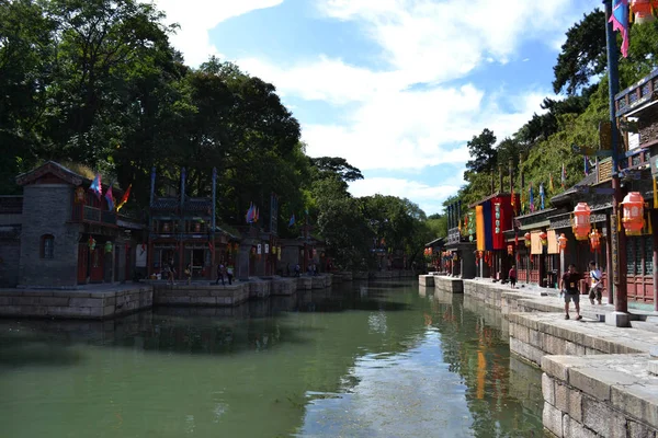 Tourists visiting the old Suzhou street around The Summer Palace — Stock Photo, Image