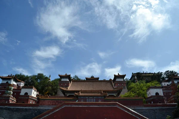 Les temples et les bâtiments autour du Palais d'été à Pékin. Pic w — Photo