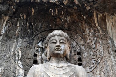 Ana Buddha Statue Longmen mağarasını tepe üzerinde etrafında. Pic 