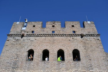 İnsanlar (yerli halk ve turistler) ziyaret Çin Seddi. PIC w