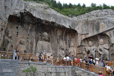 Onun thousan için ünlü Longmen mağarasını ziyaret turist