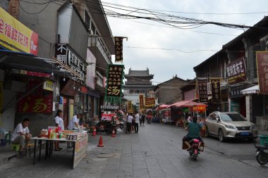 Şeyler Luoyang'ın eski şehir etrafında oluyor. Turistler, yerli