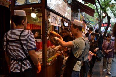 Xi'An Müslüman çeyreğinde turistlerin akın etti. Fam alandır