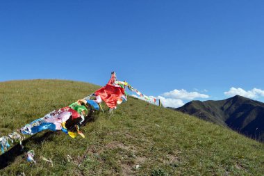 İçinde dağ Labrang ya da Xiahe, arkasında etrafında dua bayrakları