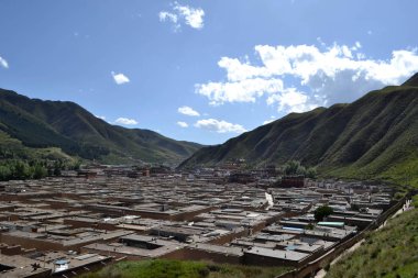 Xiahe veya yok Tibet'te Labrang uyanık görünümünü