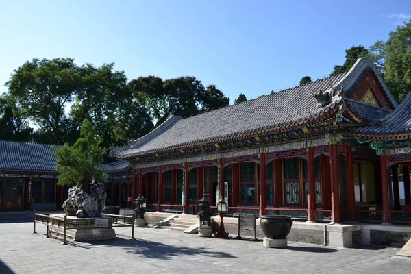 Храмы и здания вокруг Летнего дворца в Пекине. Pic w — стоковое фото