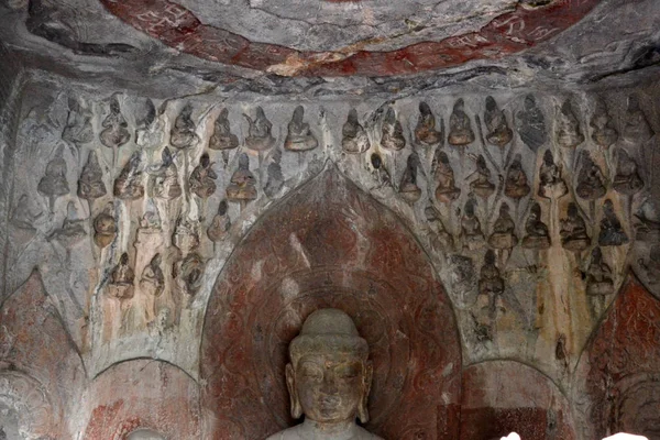 Die Löcher (mit Buddha-Statue im Inneren) - das sind mehr als tausend — Stockfoto
