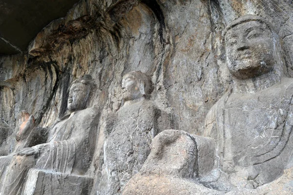 Los agujeros (con la estatua de Buda en el interior) que es más que thousa — Foto de Stock