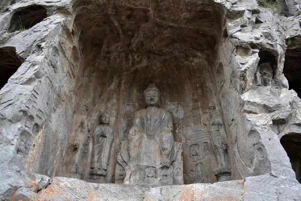 Los agujeros (con la estatua de Buda en el interior) que es más que thousa — Foto de Stock