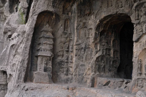 Los agujeros (con la estatua de Buda en el interior) que es más que thousa — Foto de Stock