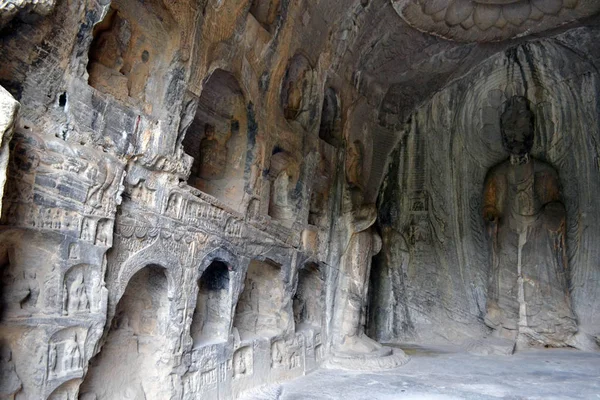 Los agujeros (con la estatua de Buda en el interior) que es más que thousa — Foto de Stock