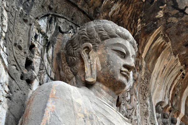 Ana Buddha Statue Longmen mağarasını tepe üzerinde etrafında. Pic 