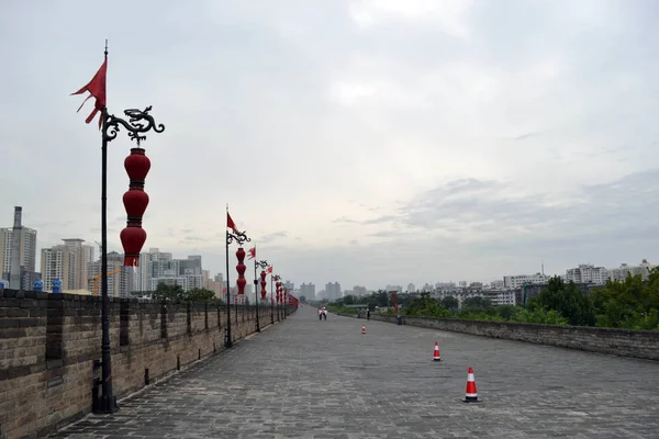 在多云的日子里, 西安城墙周围的景色。Pic 被采取 — 图库照片