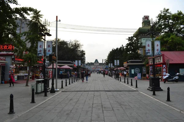 Tourists around Russian street in Dalian city, China. Pic was ta — Stock Photo, Image