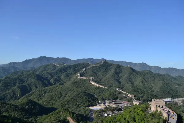 Personas (lugareños y turistas) que visitan la Gran Muralla China. Pic w — Foto de Stock