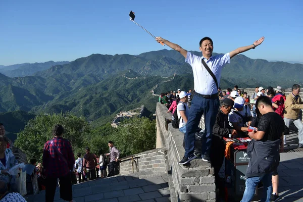 Люди (местные жители и туристы) посещают Великую Китайскую стену. Pic w — стоковое фото
