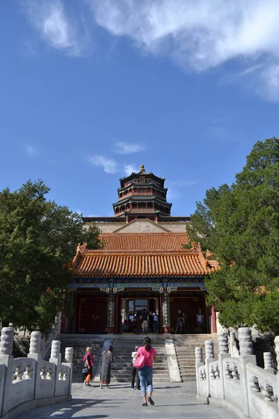 Touristes visitant le temple autour du Palais d'été à Pékin. Pi — Photo