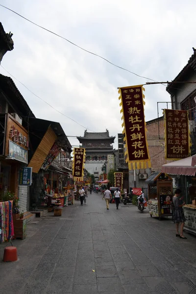 De saker som händer runt Luoyangs gamla staden. Turister, lokalbefolkning — Stockfoto