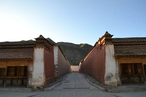 La kora tibetana o ruedas de peregrinación y oración en Xiahe (Labra — Foto de Stock