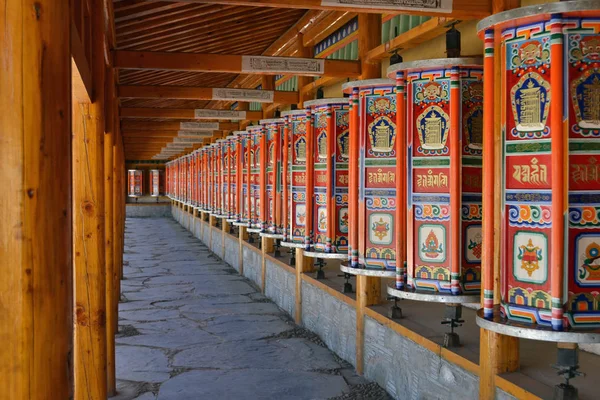 La kora tibétaine ou pèlerinage et des roues de prière à Xiahe (Labra — Photo